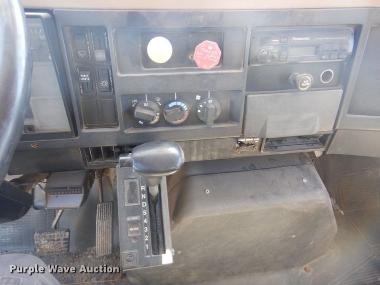 image for item DS5611 1994 International 4900  digger derrick truck