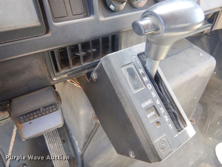 image for item DS5611 1994 International 4900  digger derrick truck