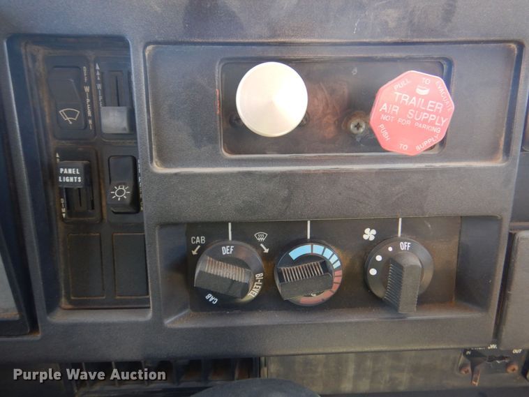 image for item DS5611 1994 International 4900  digger derrick truck