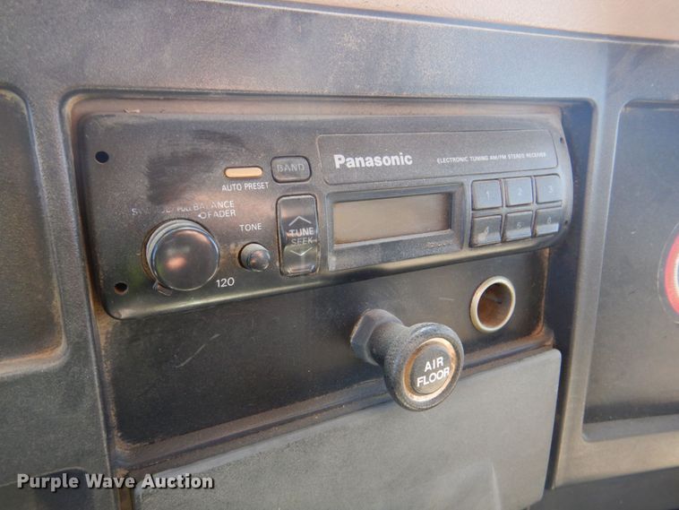 image for item DS5611 1994 International 4900  digger derrick truck