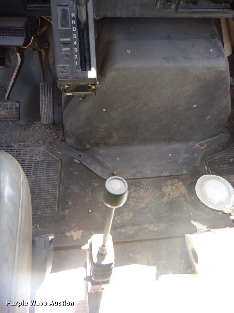 image for item DS5611 1994 International 4900  digger derrick truck