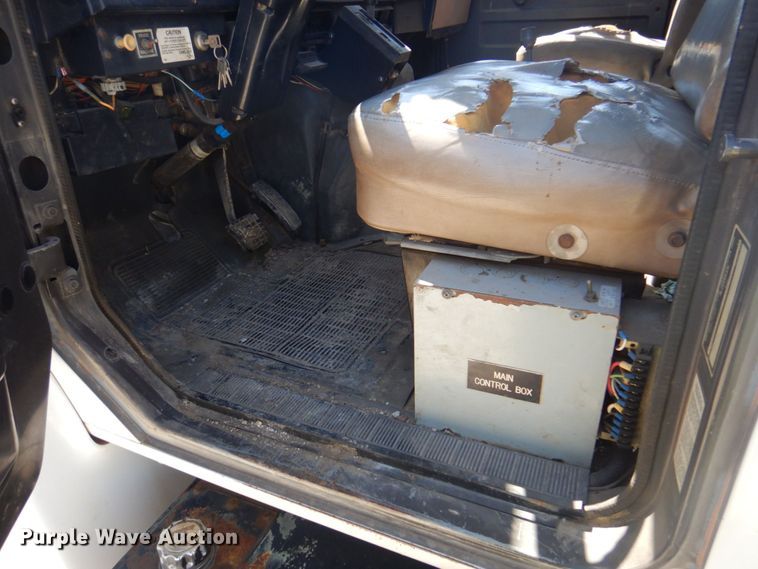 image for item DS5611 1994 International 4900  digger derrick truck