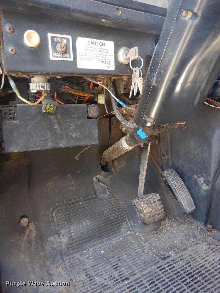 image for item DS5611 1994 International 4900  digger derrick truck