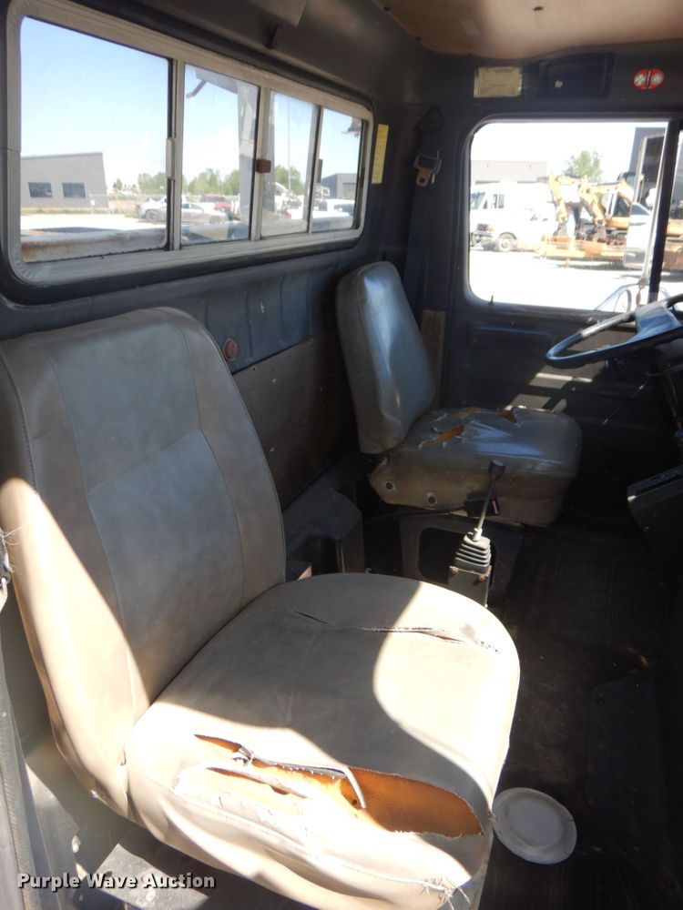 image for item DS5611 1994 International 4900  digger derrick truck