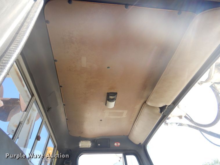 image for item DS5611 1994 International 4900  digger derrick truck