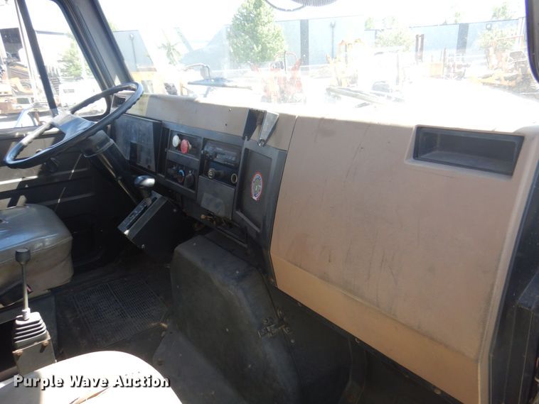 image for item DS5611 1994 International 4900  digger derrick truck