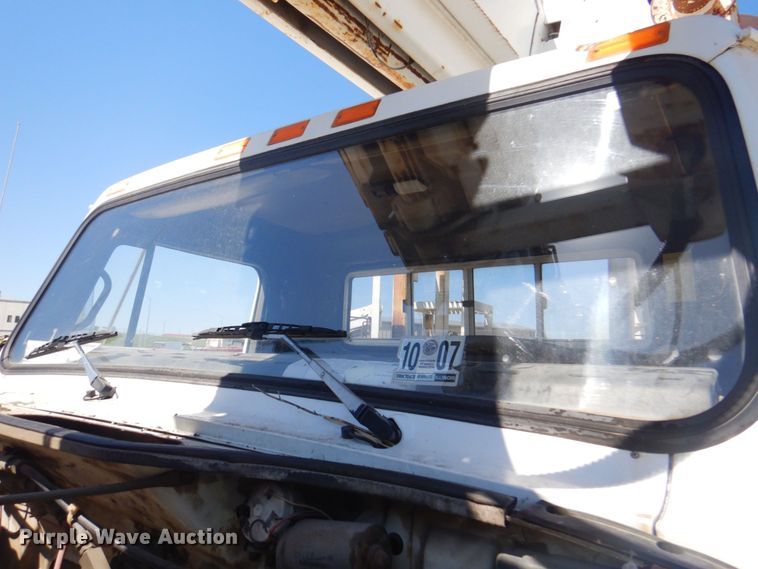 image for item DS5611 1994 International 4900  digger derrick truck