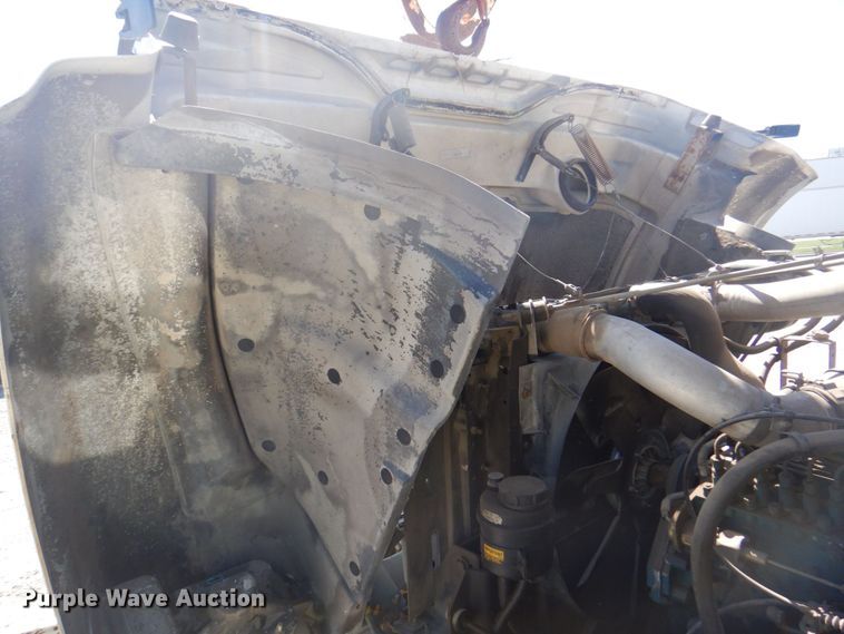 image for item DS5611 1994 International 4900  digger derrick truck