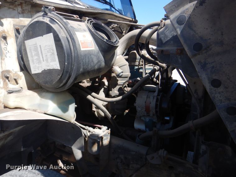 image for item DS5611 1994 International 4900  digger derrick truck