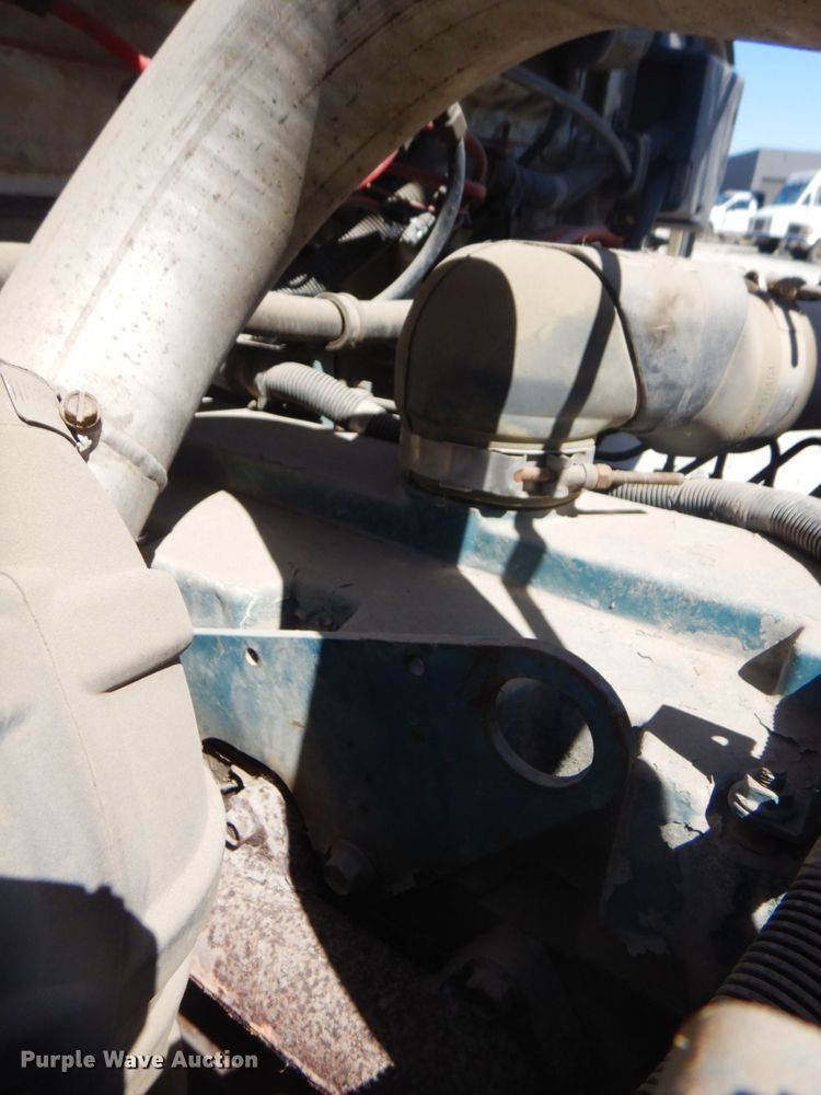 image for item DS5611 1994 International 4900  digger derrick truck