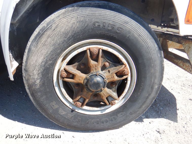 image for item DS5611 1994 International 4900  digger derrick truck