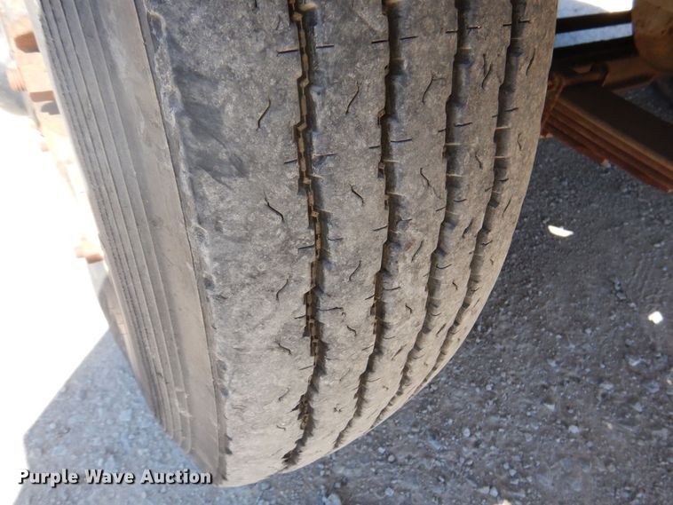 image for item DS5611 1994 International 4900  digger derrick truck