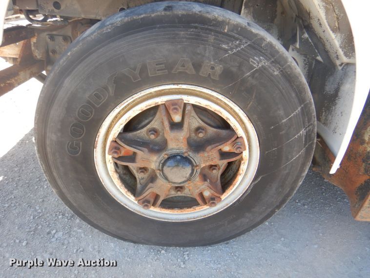 image for item DS5611 1994 International 4900  digger derrick truck