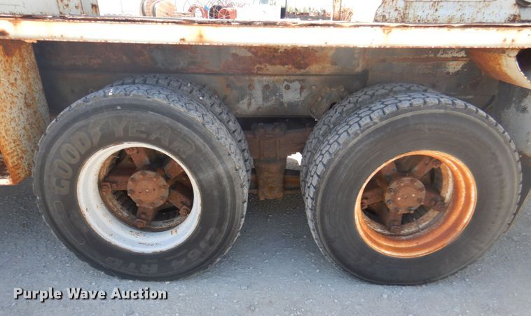 image for item DS5611 1994 International 4900  digger derrick truck