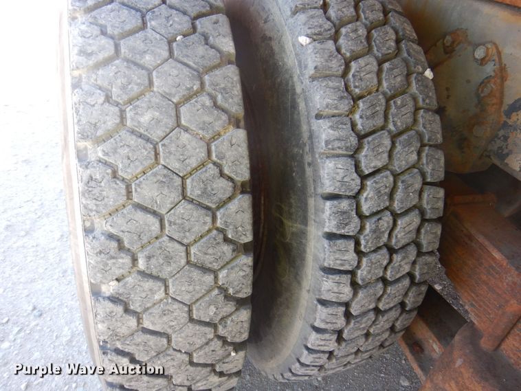 image for item DS5611 1994 International 4900  digger derrick truck