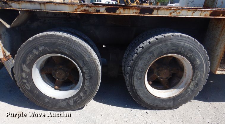 image for item DS5611 1994 International 4900  digger derrick truck