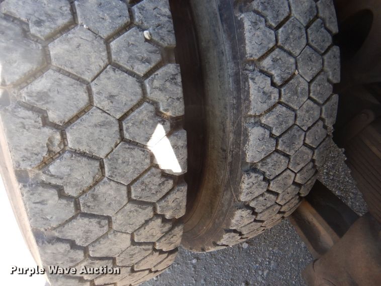 image for item DS5611 1994 International 4900  digger derrick truck