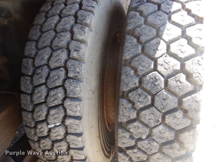 image for item DS5611 1994 International 4900  digger derrick truck