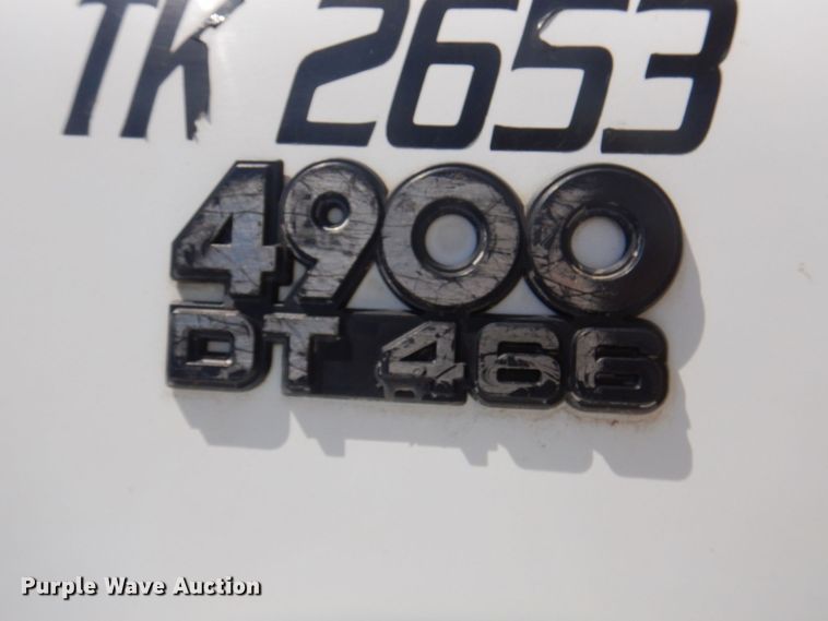 image for item DS5611 1994 International 4900  digger derrick truck