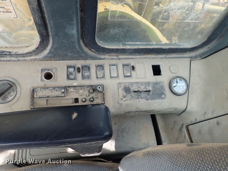 image for item DS7071 1994 Komatsu PC200LC-6L  excavator