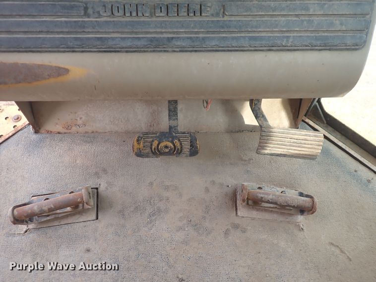 image for item DS7074 1999 John Deere 750C LGP  dozer