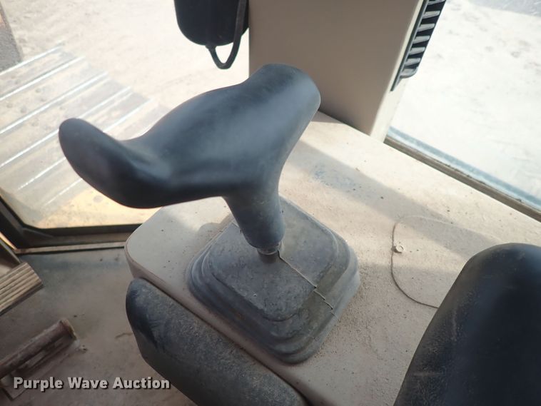 image for item DS7074 1999 John Deere 750C LGP  dozer