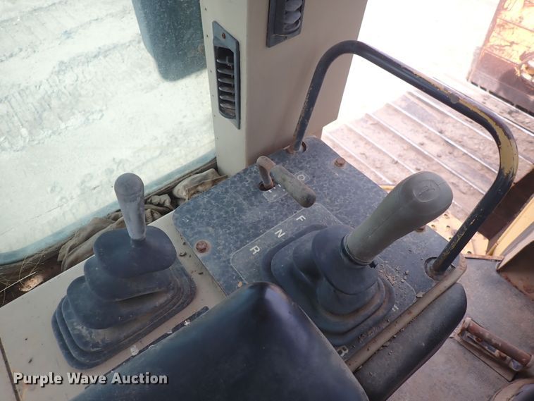 image for item DS7074 1999 John Deere 750C LGP  dozer