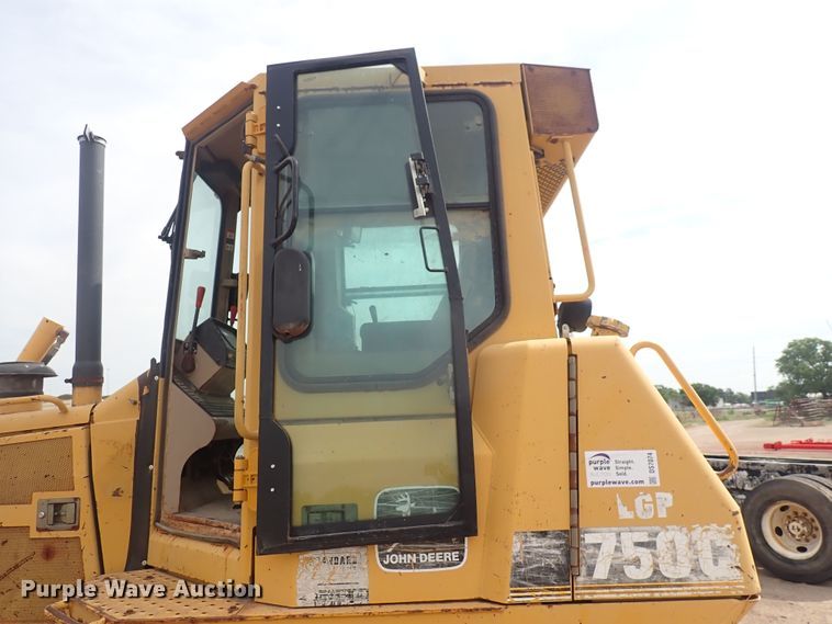 image for item DS7074 1999 John Deere 750C LGP  dozer
