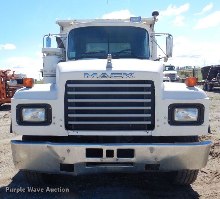 image for item DS8038 1995 Mack RD690S  dump truck