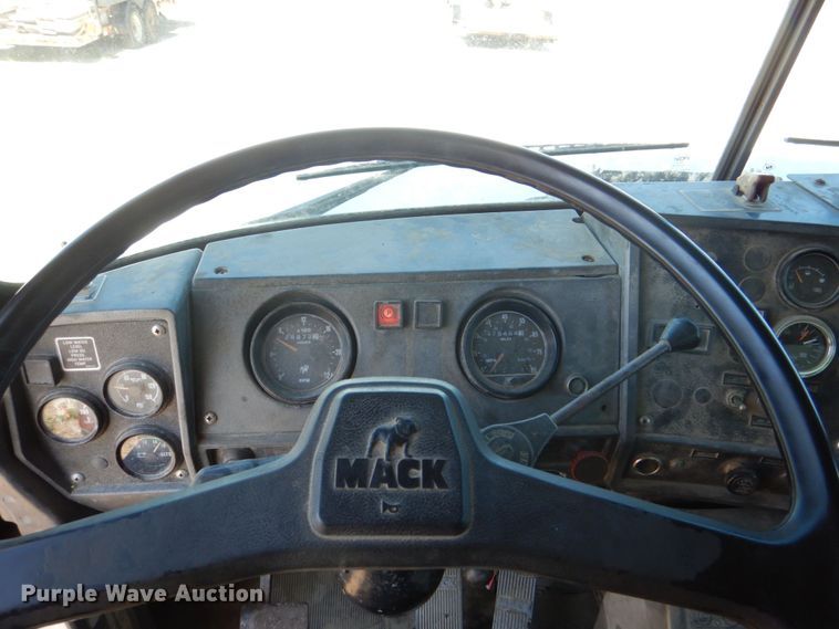 image for item DS8038 1995 Mack RD690S  dump truck