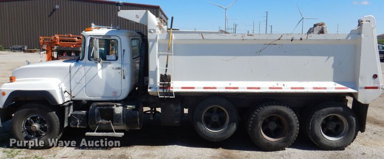 image for item DS8039 1995 Mack RD690S dump truck