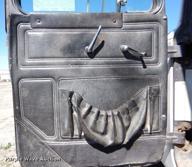 image for item DS8039 1995 Mack RD690S dump truck