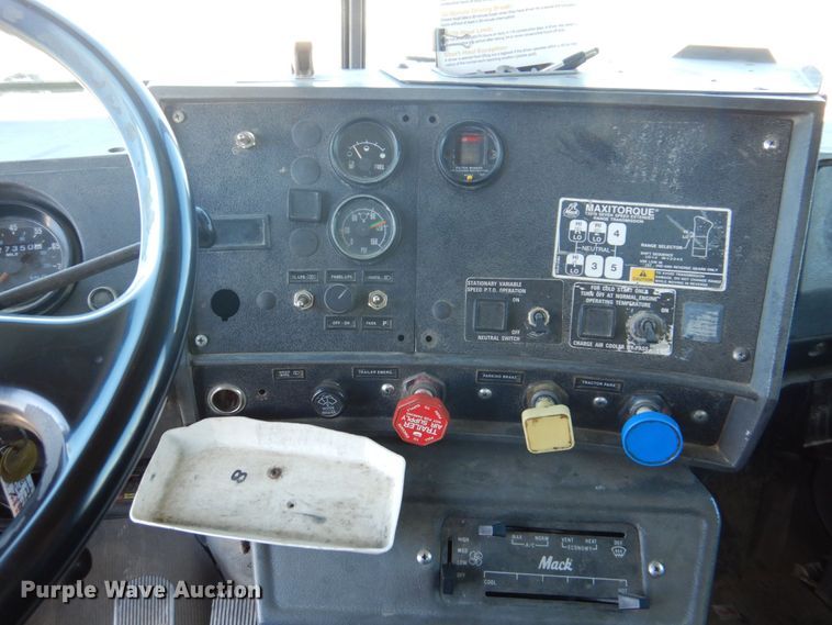 image for item DS8039 1995 Mack RD690S dump truck