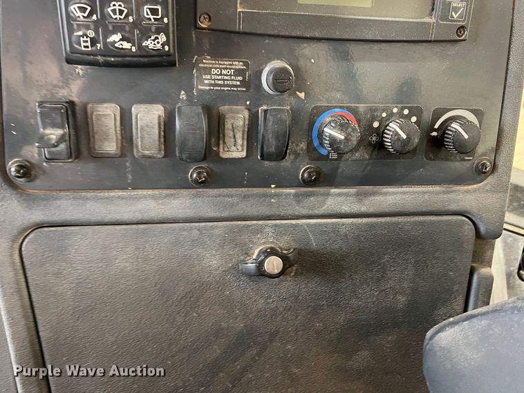 image for item DS8250 2012 John Deere 410K  backhoe