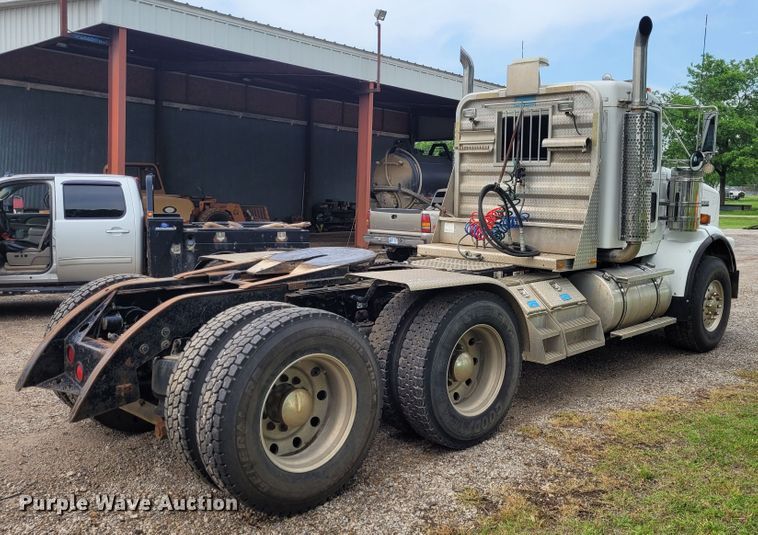 image for item FC9140 2005 Kenworth T800  semi truck