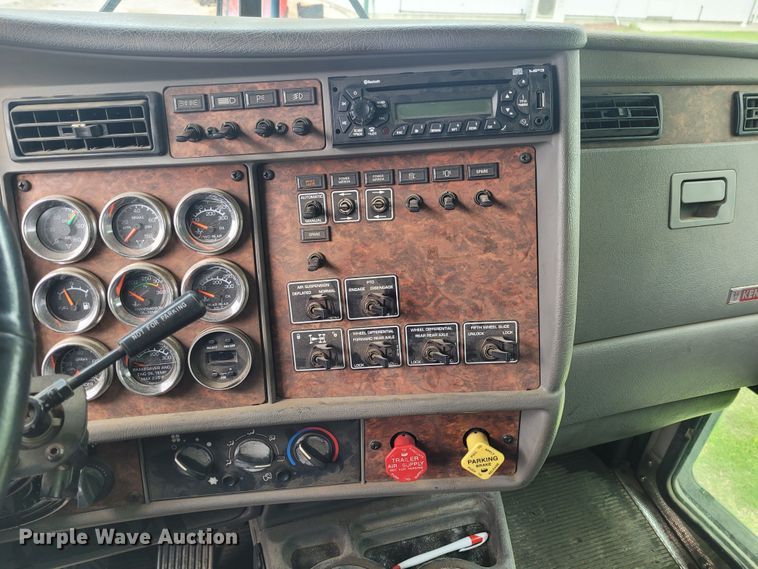 image for item FC9140 2005 Kenworth T800  semi truck