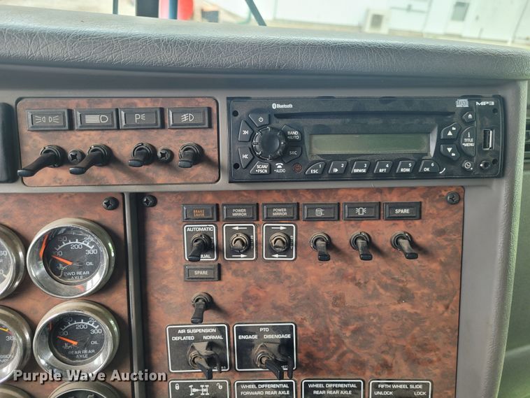 image for item FC9140 2005 Kenworth T800  semi truck