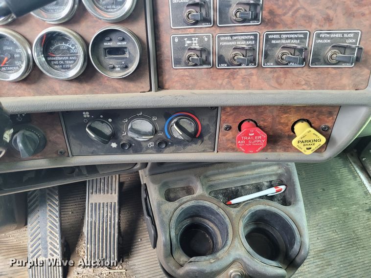 image for item FC9140 2005 Kenworth T800  semi truck