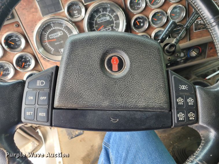 image for item FC9140 2005 Kenworth T800  semi truck