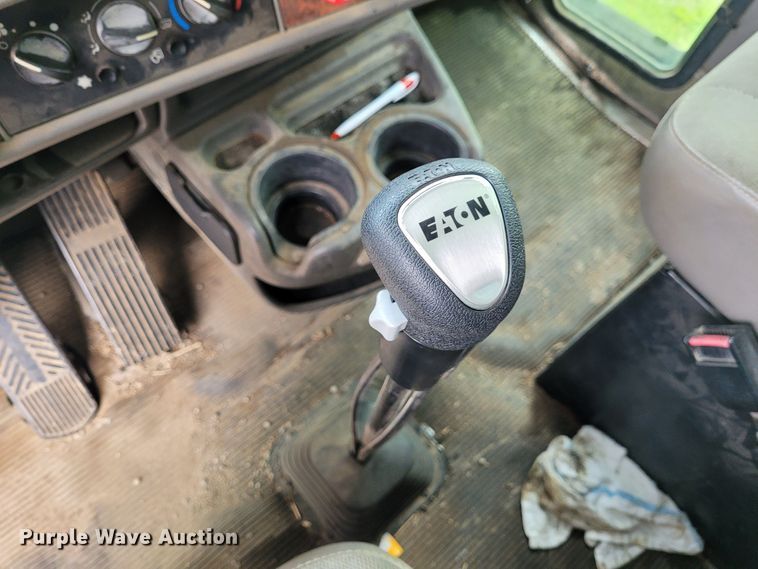 image for item FC9140 2005 Kenworth T800  semi truck