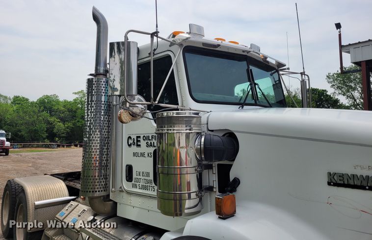 image for item FC9140 2005 Kenworth T800  semi truck