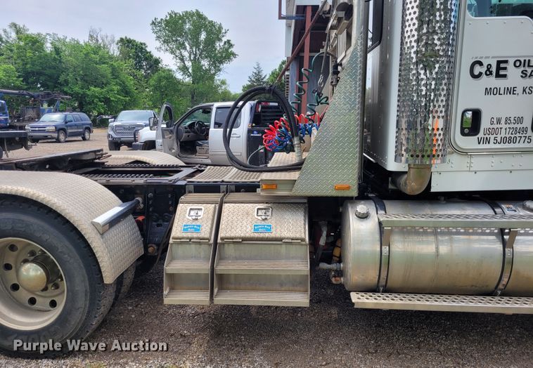 image for item FC9140 2005 Kenworth T800  semi truck