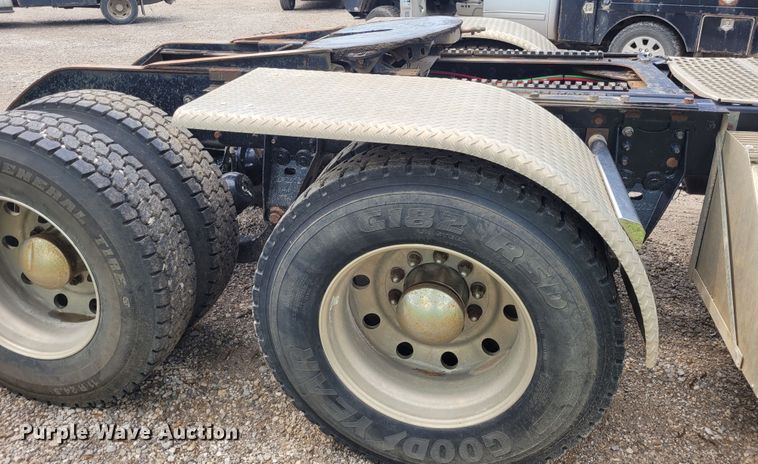 image for item FC9140 2005 Kenworth T800  semi truck