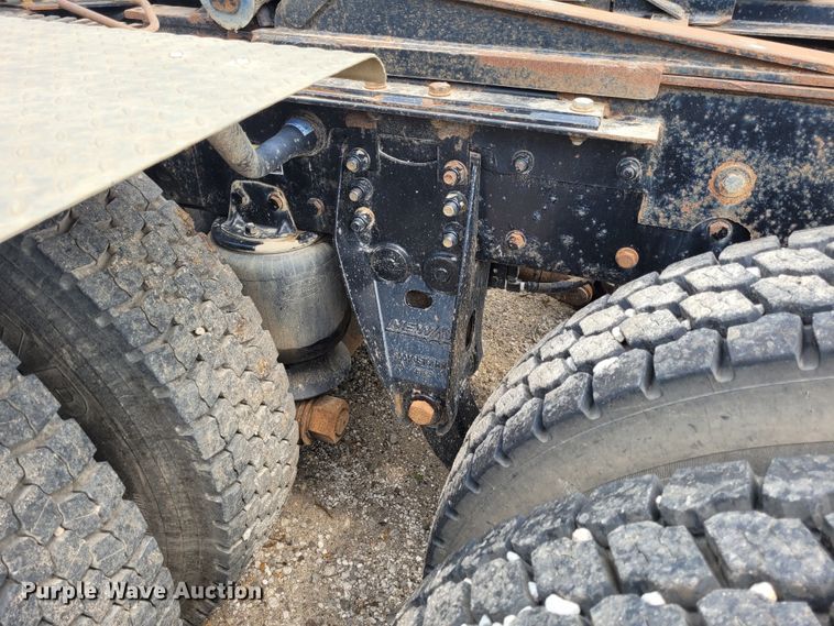 image for item FC9140 2005 Kenworth T800  semi truck