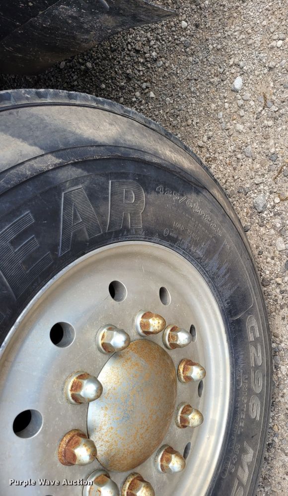 image for item FC9140 2005 Kenworth T800  semi truck