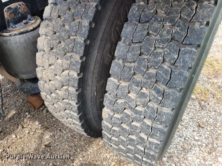 image for item FC9140 2005 Kenworth T800  semi truck