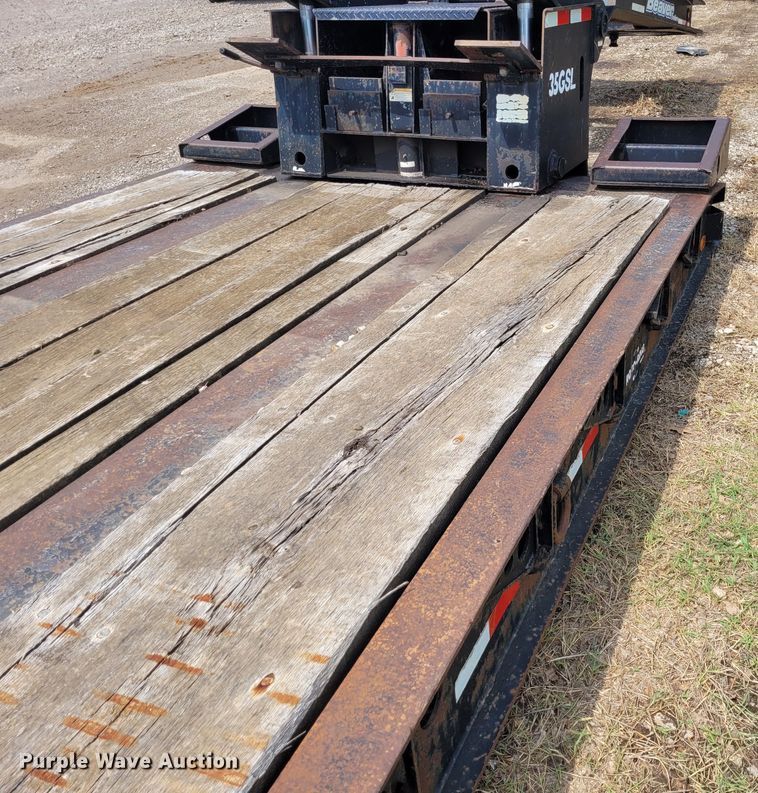 image for item FC9144 2004 Eager Beaver 35GSL  lowboy equipment trailer