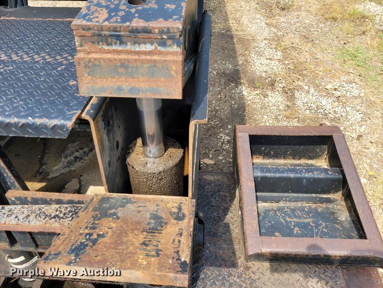 image for item FC9144 2004 Eager Beaver 35GSL  lowboy equipment trailer