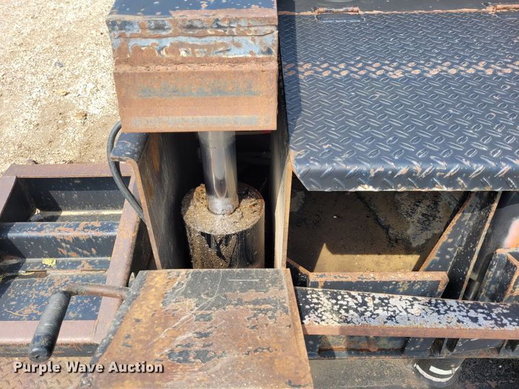 image for item FC9144 2004 Eager Beaver 35GSL  lowboy equipment trailer