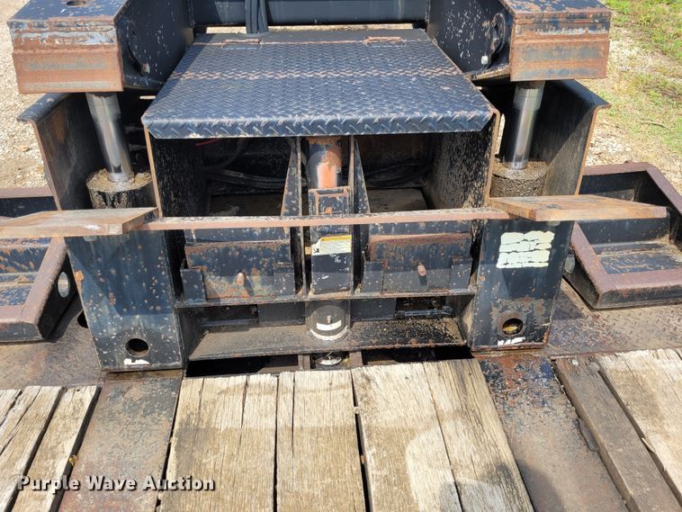 image for item FC9144 2004 Eager Beaver 35GSL  lowboy equipment trailer